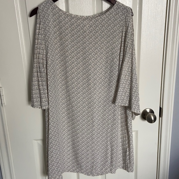 Dress. - Picture 1 of 4